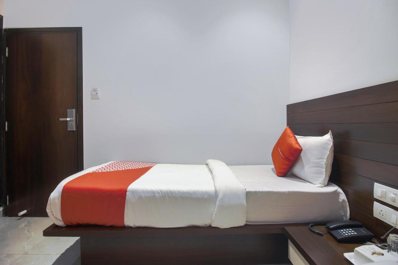 Oyo Preferred 75540 Hotel Flora Suites Mumbai Exterior foto