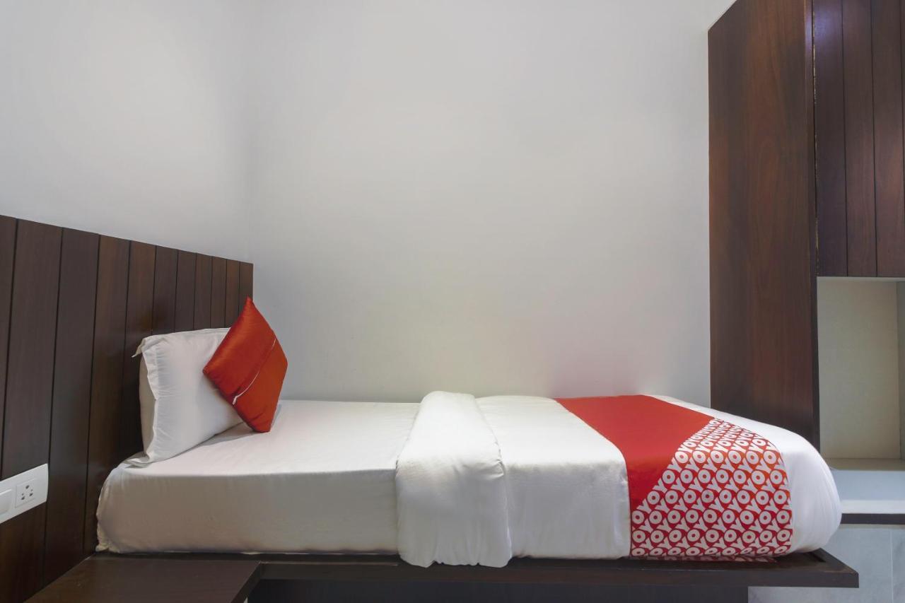 Oyo Preferred 75540 Hotel Flora Suites Mumbai Exterior foto